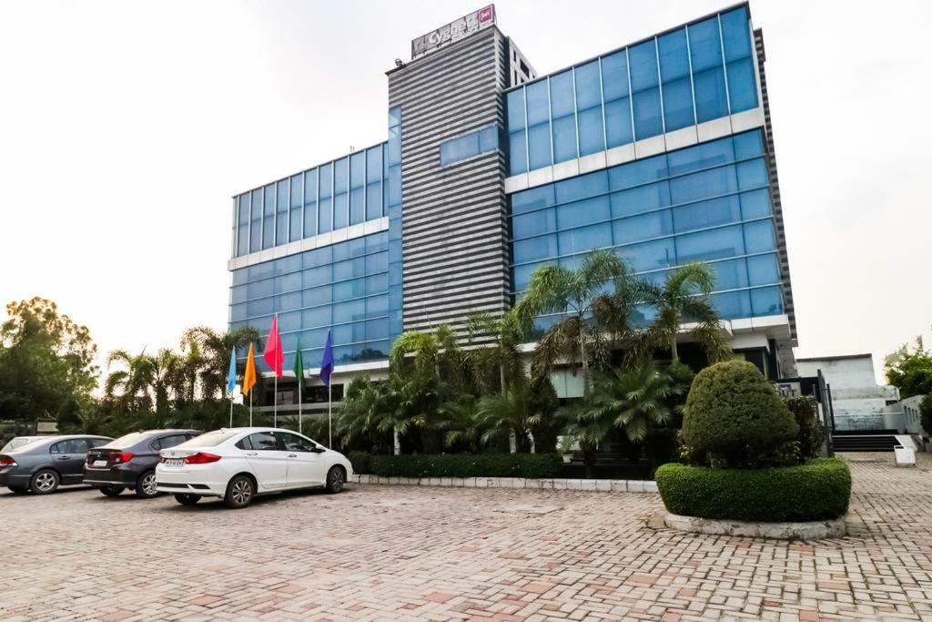 La Silver Leaf Hotel Nawāshahr Buitenkant foto