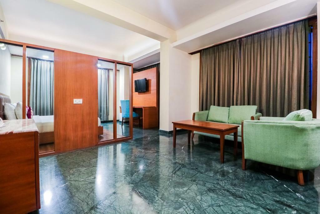 La Silver Leaf Hotel Nawāshahr Buitenkant foto