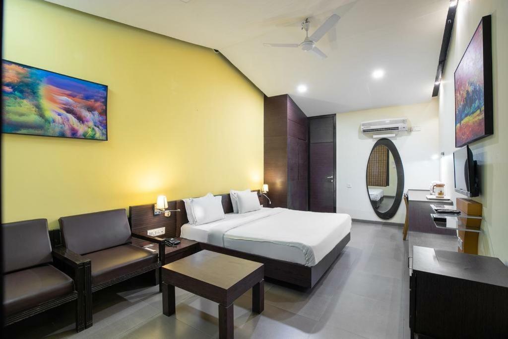 La Silver Leaf Hotel Nawāshahr Buitenkant foto