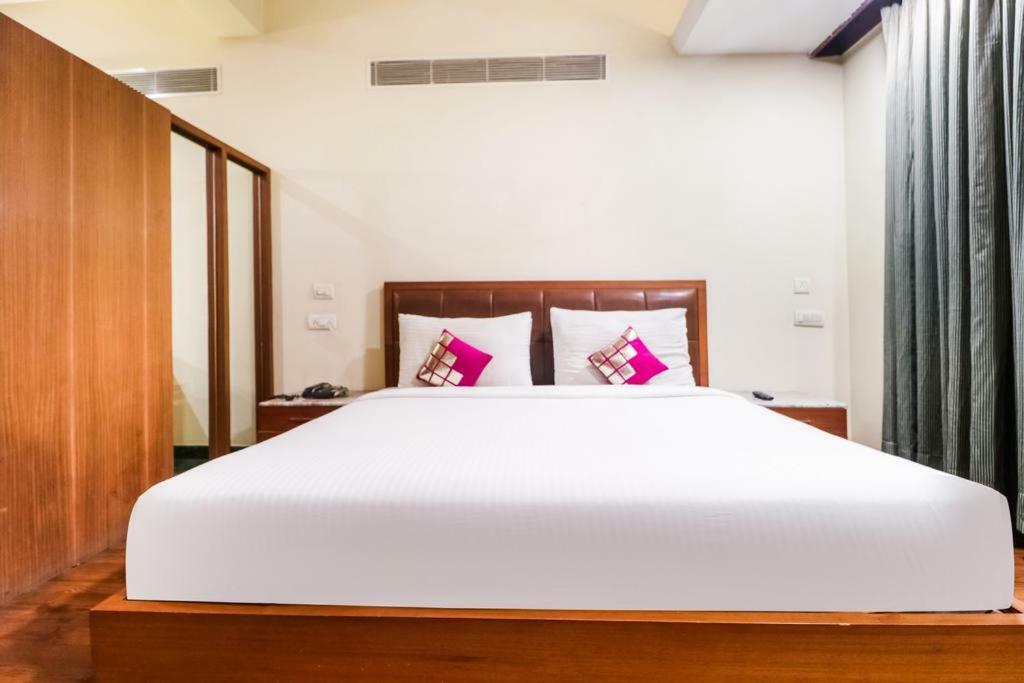 La Silver Leaf Hotel Nawāshahr Buitenkant foto