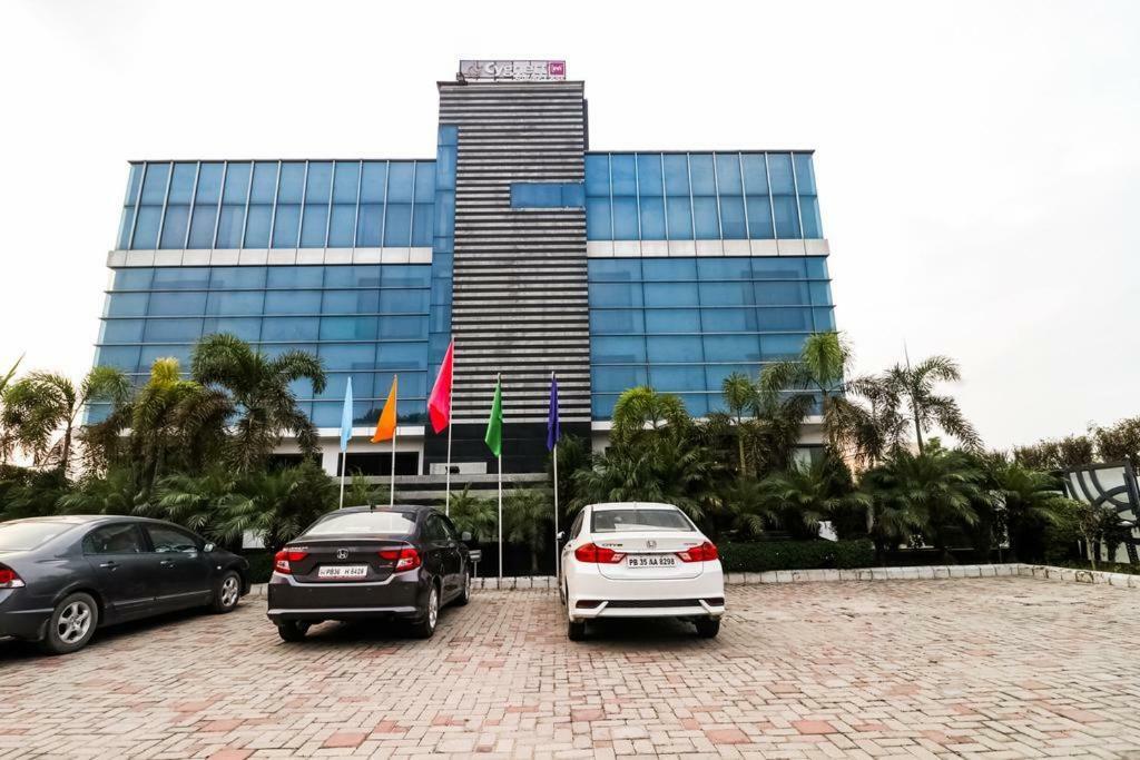 La Silver Leaf Hotel Nawāshahr Buitenkant foto
